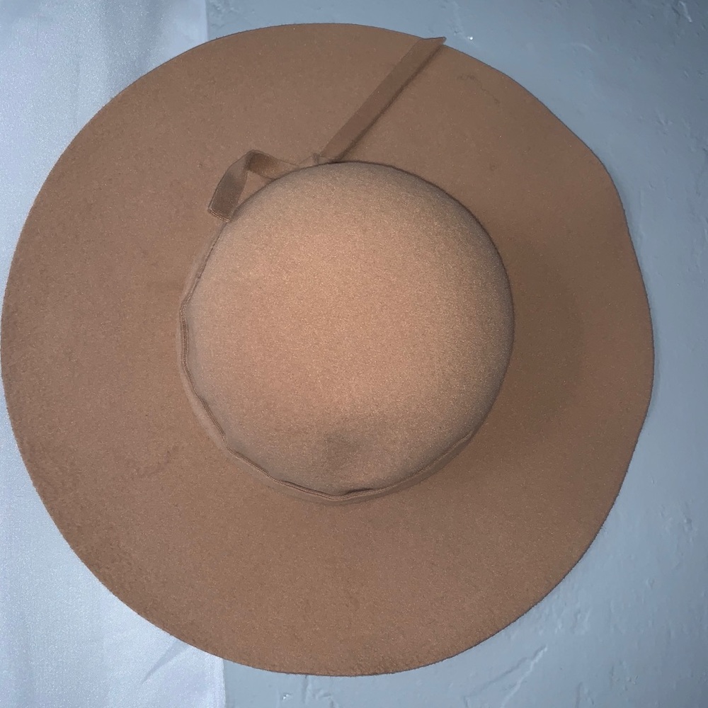 Light tan floppy hat - Picture 3 of 4